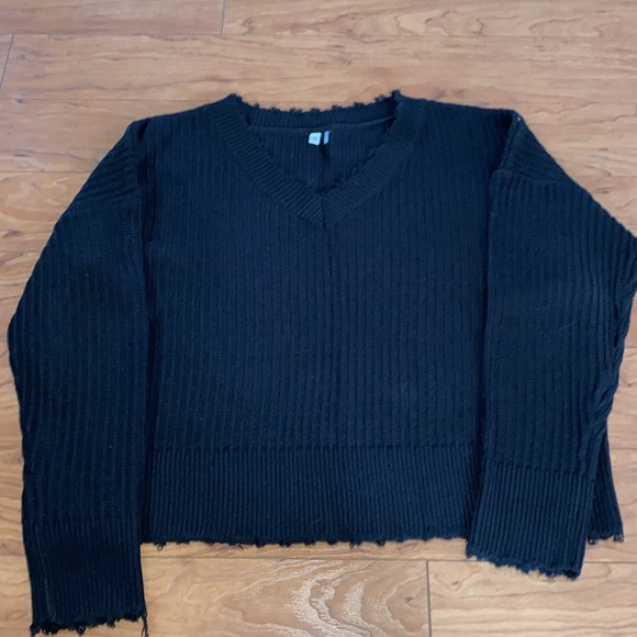 Oversized distressed v-neck sweater - Picture 3 of 4